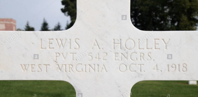 the-grave-of-pvt-lewis-a-holley-in-the-oise-aisne-american-cemetery-D3F754