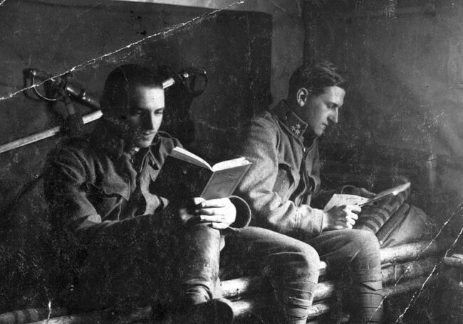 Book,_reading,_soldier,_First_World_War,_sword,_uniform,_men_Fortepan_9876