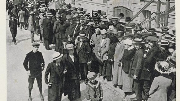 Paniek_ter_verkrijging_van_zilvergeld_aan_de_Nederlandsche_Bank_te_Amsterdam,_Bestanddeelnr_158-0851