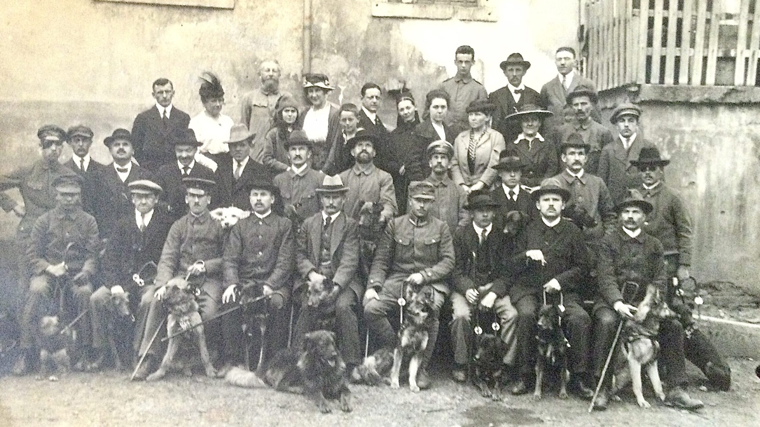 Blinde Duitse veteranen met blindengeleidehonden (collectie Kees Tinga)