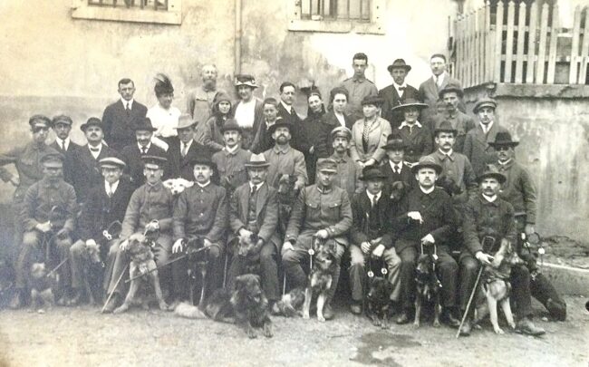 Blinde Duitse veteranen met blindengeleidehonden (collectie Kees Tinga)