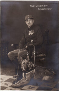 Veteraan en nazi Rudi Jungmayr met zijn hond (collectie Kees Tinga)